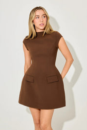 Vestido Corto de Manga Cap